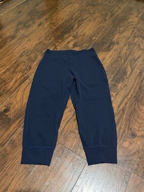 Lululemon women’s navy align jogger crop 23” size 10